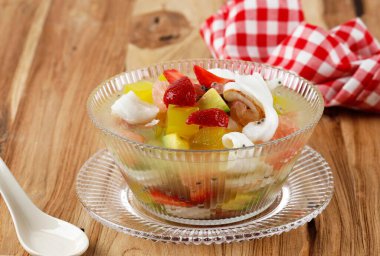 Tahta Masa 'da Hızlı Yemek İçin Meyve Çorbası Taze