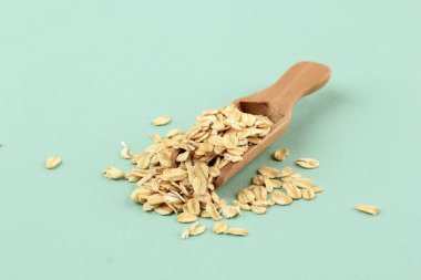 Yulaf ezmesi gevreği. Bir kepçe yulaf ezmesi. Kurutulmuş yulaf ezmesi. Yulaf gevreğiyle ahşap kepçe kaşığı. Boşluğu Kopyala 