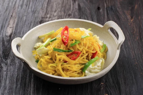 Fideos Brillantes Mie Glosor Hechos Harina Sagú Mezclada Con Cúrcuma —  Fotos de Stock