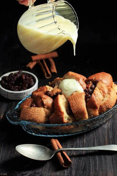 Despeje Vanilla Vla Para Pudim Pão Fresco Feito Baguete Fatiado — Fotografia de Stock