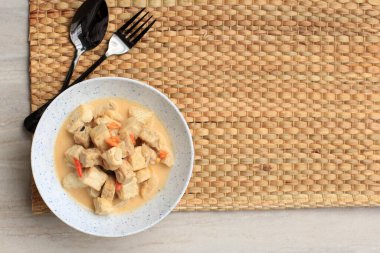 Sayur Tahu Tempe Cabe Pedas veya acı biber ve Hindistan cevizi sütüyle Tofu Tempeh Diced Tempeh ve Tofu 'dan yapılan geleneksel Endonezya yemeğidir. 