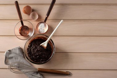 Top View Pasta Hazırlama, Karışık Çikolata Baterisi, Clear Bowl ve Beyaz Spatula. Brownies ya da Chocolate Cupcake yapmak, Metin için Boşluğu Kopyalamak