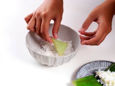 Lupis, Yapışkan Pirinçten Geleneksel Endonezya Aperatifi, Muz Yaprağı, Şekil Üçgeni, Sıvı Palmiye Şekeri ve Izgara Hindistan cevizi ile servis edilir. İşlem Yapılıyor, Izgara Hindistancevizi ile Kaplama