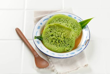 Serabi ya da Surabi, Endonezya Geleneksel Krep formu Cava, Endonezya. Un, pirinç unu ve hindistan cevizi sütü. Kalın Palm Sugar Sosu ile servis edilir..