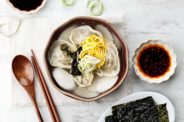 Mandu Tteokguk Çorbası veya Dilimlenmiş Pirinç keki ve DUmpling Çorbası, Seollal Festivali Yemeği, Top View 