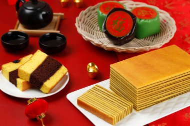 Çin Yeni Yıl Pastası, Nian Gao, Lapis Legit ve Spiku. Tea ile servis edilmiş. Çin Karakteri Fu, Servet demektir.