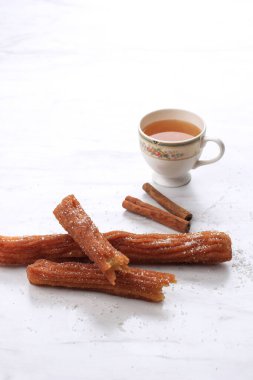 Tarçın Şekeri ve Bir fincan çay ile Seçili Focus Churros, Metin için Boşluğu Kopyala