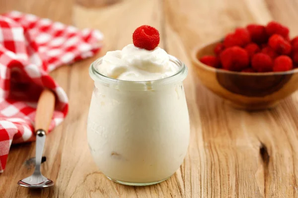 Weißer Joghurt Mit Frischer Himbeere Auf Einem Glas Über Dem — Stockfoto