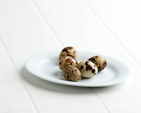 Quail Eggs White Plate White Table Copy Space — Stock Photo, Image