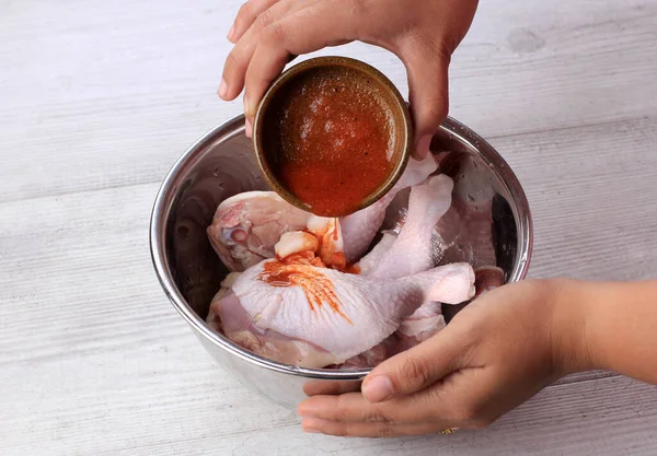 Tuang Rempah Rempah Pedas Drumstick Ayam Membuat Langkah Ayam Panggang — Stok Foto