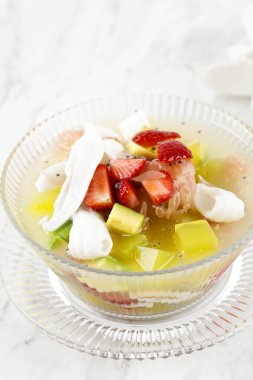 Sup Buah, Karışık Meyve ile Şeker Şurubu ve Ramazan için Süt 