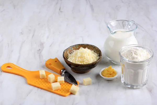 Mleko Cubed Cheese Shredded Cheddar Cheese Mąka Składnik Pieczenia Lub — Zdjęcie stockowe