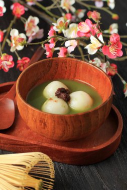 Matcha Tangyuan (Tang Yuan) ve Tatlı Kibrit Çorbası Kara Tahta Masa Arkaplanında Kış Gündönümü Festivali ya da Fener Festivali için