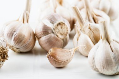 Sarımsak Ampulü Beyazda İzole Edildi, Kapat.