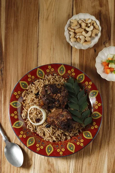 Delicioso Pilaf Asiático Con Costillas Cordero Especiadas Una Placa Roja —  Fotos de Stock