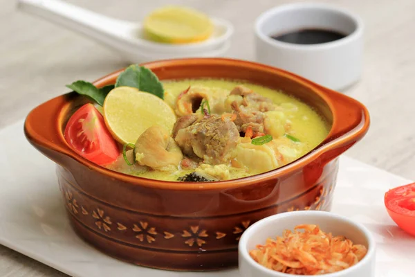 Close Empal Gentong Cirebon Traditionelles Rindfleisch Kokosmilchsuppe Aus Cirebon Westjava — Stockfoto