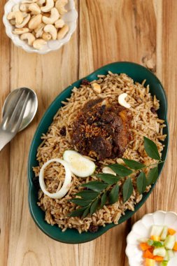 Seçici Odaklanma A Tabağı Kuzu Mandhi Pilav Acar, Üzüm ve Kaju ile servis edilir