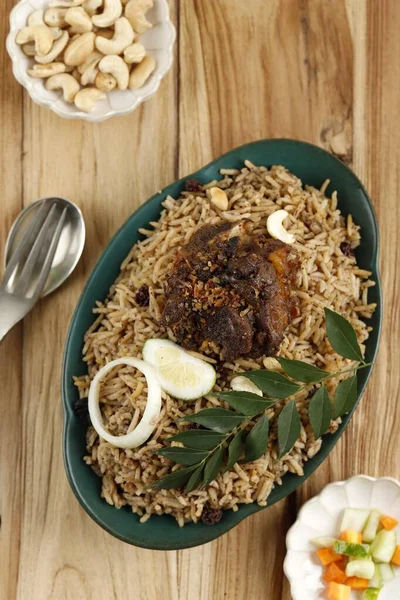 Seçici Odaklanma A Tabağı Kuzu Mandhi Pilav Acar, Üzüm ve Kaju ile servis edilir