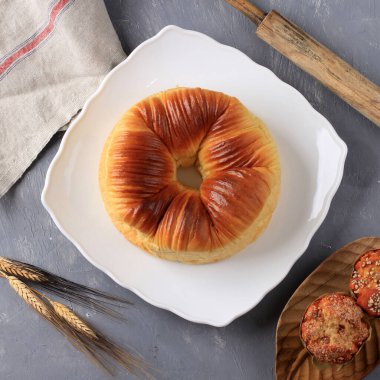 Top View of Wool Roll Ekmeği, çok katmanlı ve yün gibi görünen bir Brioche Ekmeği. Çimento Arkaplanı