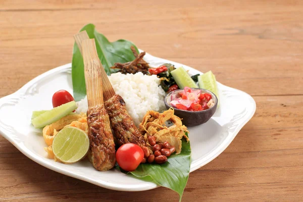 Nasi Lemak Nasi Campur Bali Arroz Balinés Indonesio Con Sate — Foto de Stock