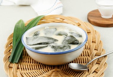 Es Cincau Hijau veya Green Grass Jelly (Cincau Ijo), Hindistan cevizi sütü ve Palm Sugar ile yapılan Endonezya Tatlısı. Ramadhan 'da Kahvaltı İçin Popüler. Bir kasede servis edildi.