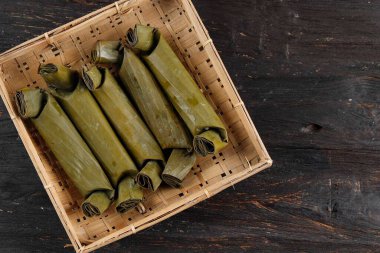 Lontong, Endonezya sıkıştırılmış pirinç keki silindir şeklinde, muz yaprağıyla sarılı, üst görünüm 