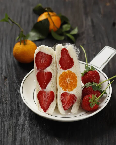 Japanisches Fruchtsandwich Furutsu Sando Mit Erdbeere Und Orange — Stockfoto