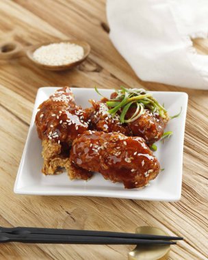 Yangnyeom-Tongdak veya Bonchon in the Famous Name (Soslu Kore Kızarmış Tavuğu) Kore usulü Çıtır Kızarmış Tavuk Gocujang Baharatlı ve Kimchi soslu