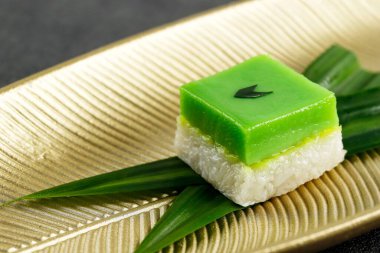 Talam Ketan veya Kuih Seri Muka, Üst Katmandaki Yeşil Kremalı Kek 'te Buharda Pilavlı İki Katmanlı Tatlı.