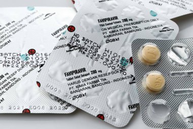 Bandung, Endonezya, 02 / 10 / 2021: Favipiravir, Avigan, veya Favilavir bir Antiviral Uyuşturucudur, Coronavirus Omicron tedavisinde etkili uyuşturucuyu öner