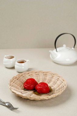 Kırmızı Kaplumbağa Keki (Ang Ku Kueh veya Kue Ku) Çin 'in tüm Çin festivallerinde ve doğum günlerinde uzun yaşam, iyi şans ve refah için ünlü Çin Pastası.