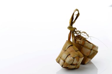 Ketupat Rice Dumpling Special Dish, Bayram Mübarek 'te servis ediliyor. Beyaz Arka plan 'da izole edilmiş. Ketupat, Genç Hindistancevizi Yapraklı Pişmiş Pirinç Bayram Bayramı Kutlaması.