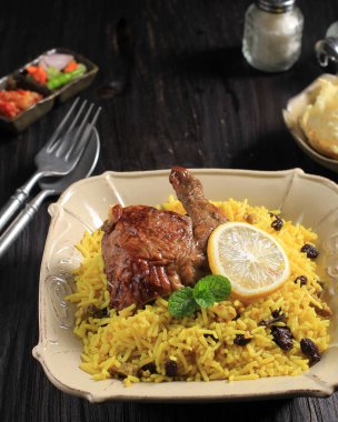 Lezzetli Baharatlı Tavuk Biryani Krem Tabakta Kara Tahta Arka plan, Hint ya da Pakistan yemekleri.