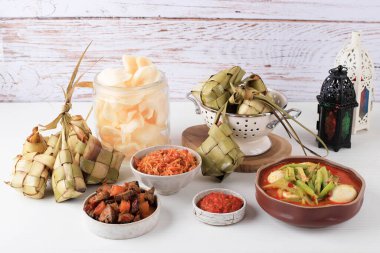 Ketupat Lebaran Seti, Lebaran bayramı sırasında Masa Beyaz Arkaplan 'da servis edilen Tam Paket Menüsü. 