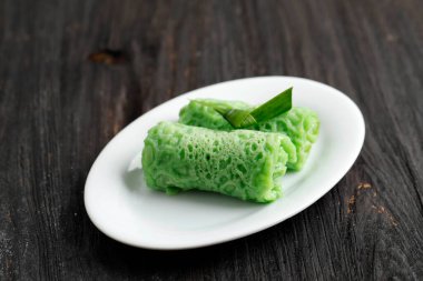 Dadar gulung ya da Ketayap ya da Pancake unlu, ızgara hindistan cevizi ve palmiye şekeriyle doldurulmuş geleneksel kektir. Endonezya, Malezya ve Singapur 'da popüler atıştırmalıklar.