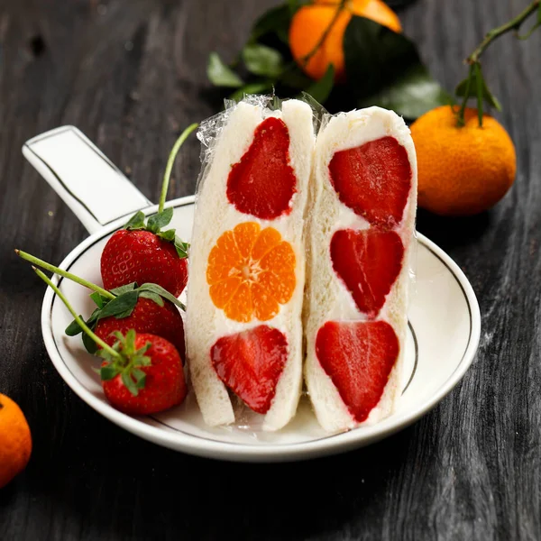 Ausgewählte Japanische Syle Sweet Fruits Sandwich Mit Erdbeere Und Orange — Stockfoto