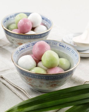  Wedang Ronde Jahe, Ginger ve Palm Sugar Syrup 'lı Glutinous Rice Balls. Çin Kültürü 'nde Tangyuan kadar popülerdir, Dongzhi Festivali, Imlek ve Çin Yeni Yılı' nda yemek yerler.