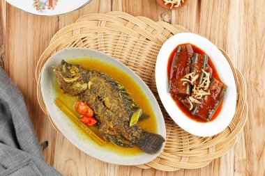 Tilapia Pesmol ve Terong Balado, Endonezya Geleneksel Gıda Ana Tabağı, Top View