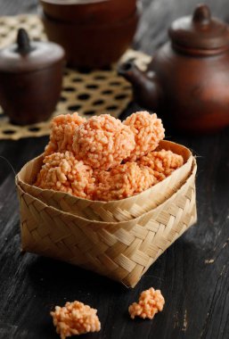 Rengginang veya Rangginang, Endonezya Geleneksel Pirinç Krakeri, pirinç veya Glutinous Rice, Savory ve Çıtır.
