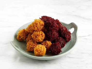 İki Renkli Grubi, Gurabi, veya Kremes Ubi, Tatlı Patates ve Palm Sugar 'dan yapılmış geleneksel Endonezya çerezi. Beyaz Masa üzerinde, izole edilmiş