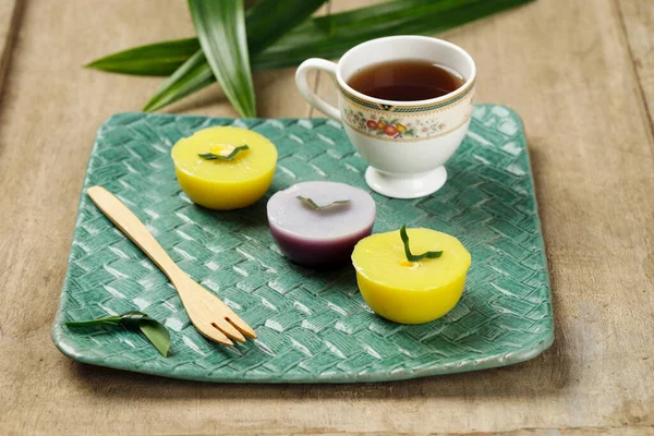 Gâteau Talam Indonésie Appelé Kue Talam Ubi Jagung Avec Feuilles — Photo