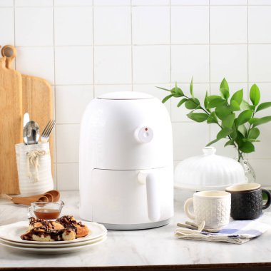 Küçük White Airfriyer Kitchen Gadget, 2020 'de en popüler aşçılık aletleri. Sağlıklı ve Diyet İçin Yağsız Yemek. Modern Mutfak Konsepti