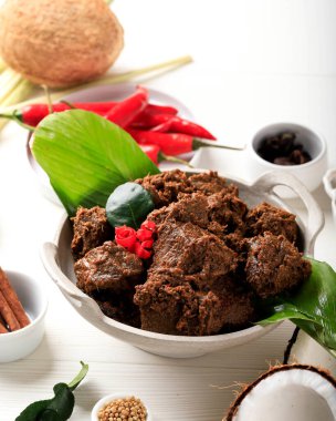 Rendang Padang. Padang, Endonezya 'dan baharatlı sığır güveci. Popüler Endonezya geleneksel yemekleri. Beyaz Masa Üzerinde