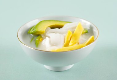 Es Teler, Geleneksel Endonezya Buzlu Tatlısı Tatlı Hindistan cevizi suyunda tropikal meyve kokteyli ve konsantre süt, Beyaz kâsede servis edilir.
