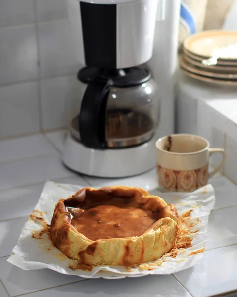 Bolo Queijo Basco San Sebastian Balcão Cozinha Servido Com Café — Fotografia de Stock