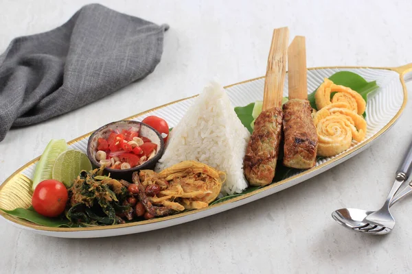 Наси Кампур Бали Балийское Блюдо Варёного Риса Разнообразием Гарниров Таких — стоковое фото