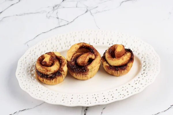 Belle Cannelle Fraîche Rouleaux Fermer Sur Table Blanche Gâteaux Maison — Photo