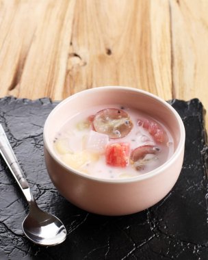 Sop Buah ya da Es Buah karışık meyveli hindistan cevizi ya da basit şuruplu, buzlu ve kremalı süt eklenmiş, Buka Puasa için popülerdir (kahvaltı). Tahta Masa 'da