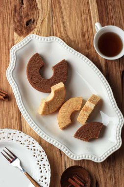 Baumkuchen Alman mutfağından bir çeşit tükürük keki. Aynı zamanda Japonya 'da popüler bir tatlıdır. Üst Görünüm, Çay ile Servis Edildi