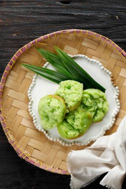 Kue Bikang ya da Carabikang, Endonezya Geleneksel Keki, Jajanan Pasar 'ın bir varyasyonu. Bikang pirinç un hamuru ve hindistan cevizi sütünden yapılır. Üst Görünüm